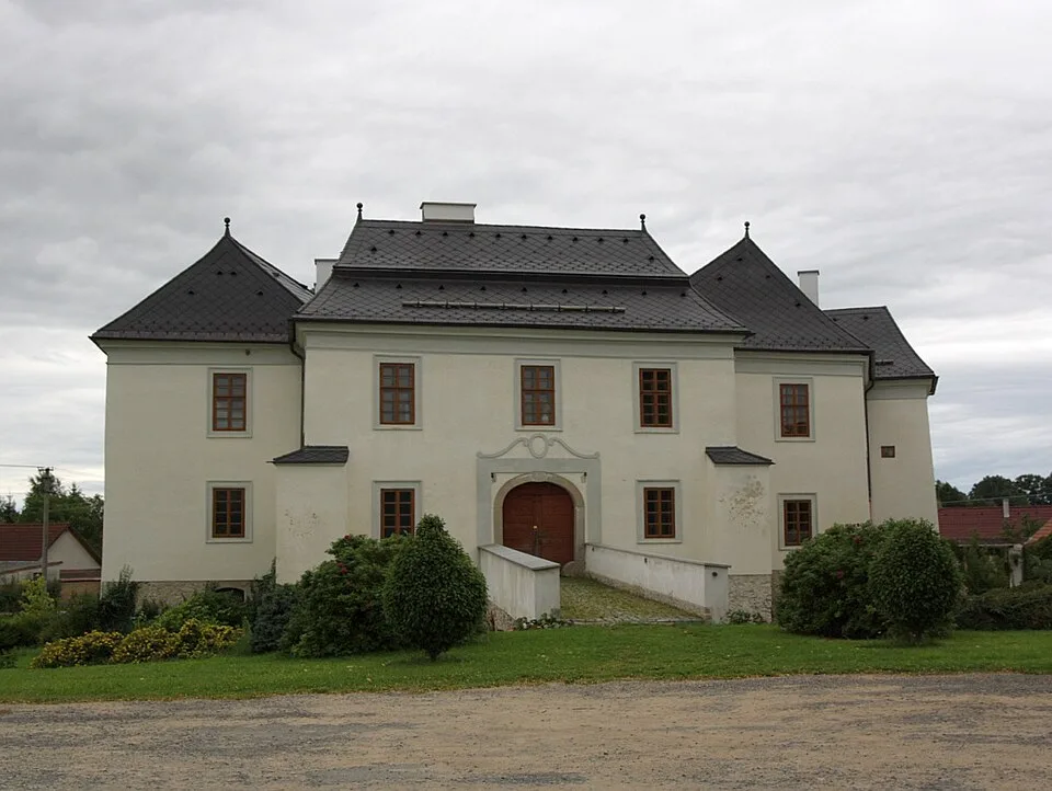 Pluhův Žďár Chateau