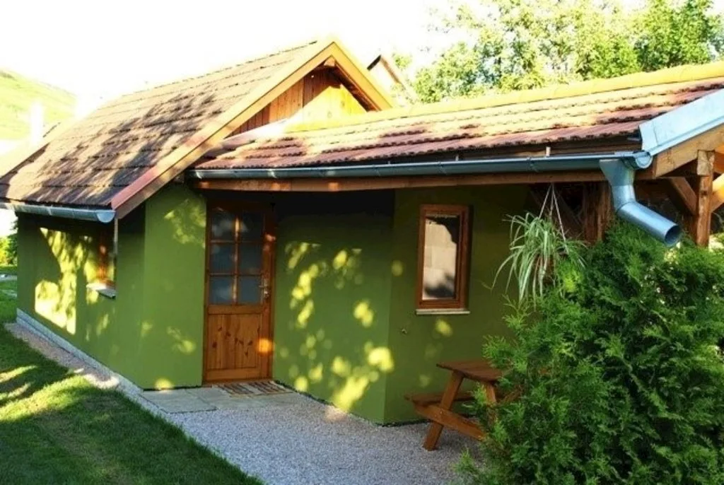 Zelená chalúpka a domček