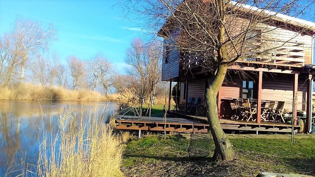Chaty Rybník Imeľ — CHALET a Imeľ
