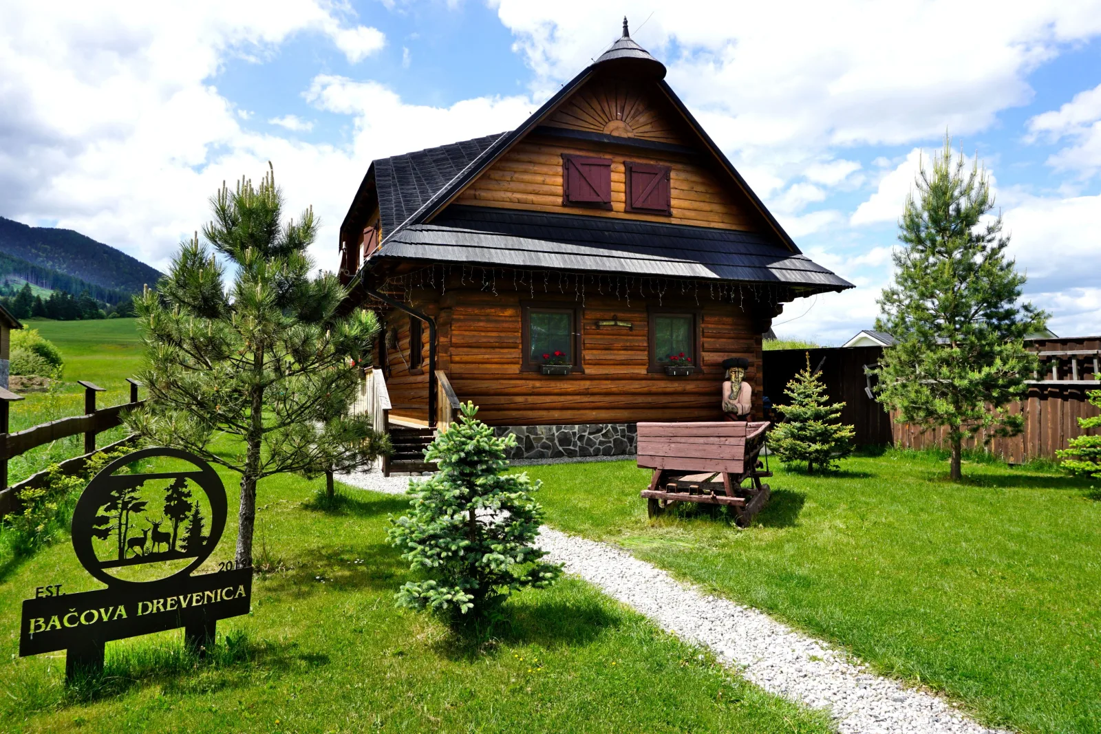 Bačova drevenica — DOM Z BALI w Liptovský Ján