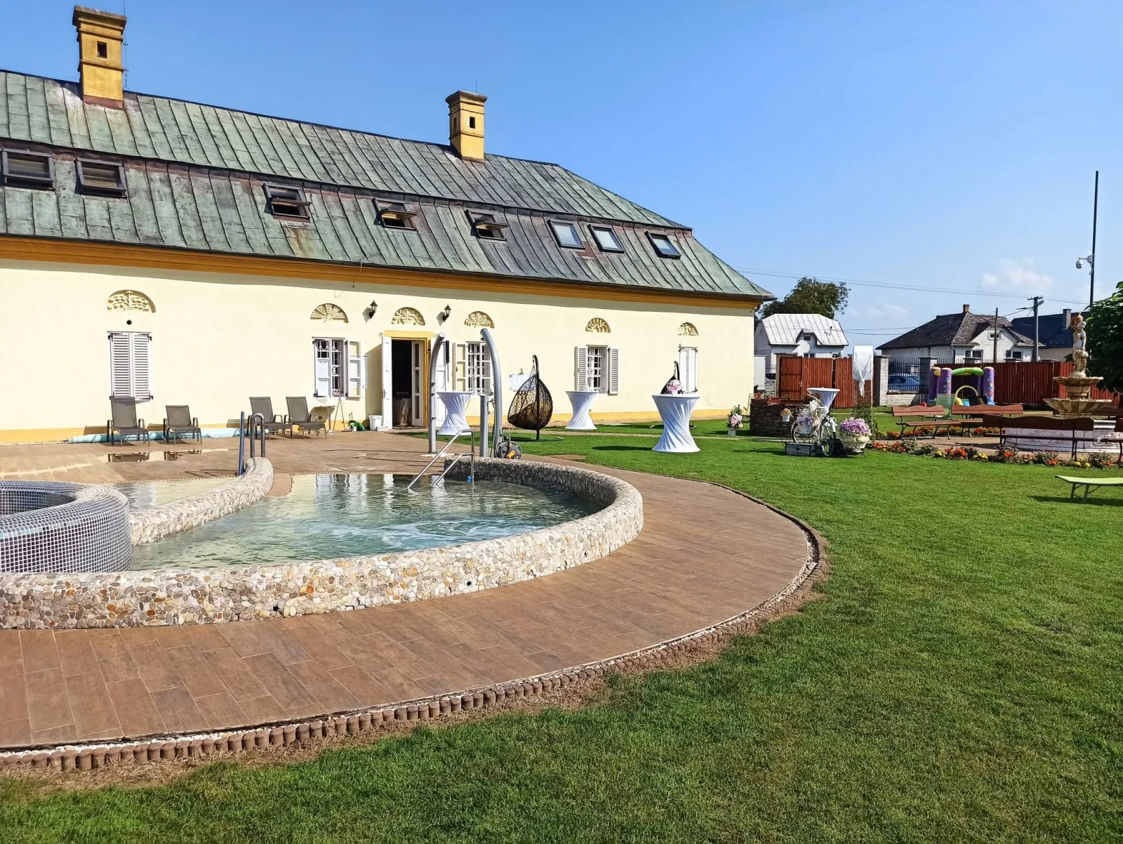 Hotel Majerovský kaštieľ — HÔTEL à Majerovce