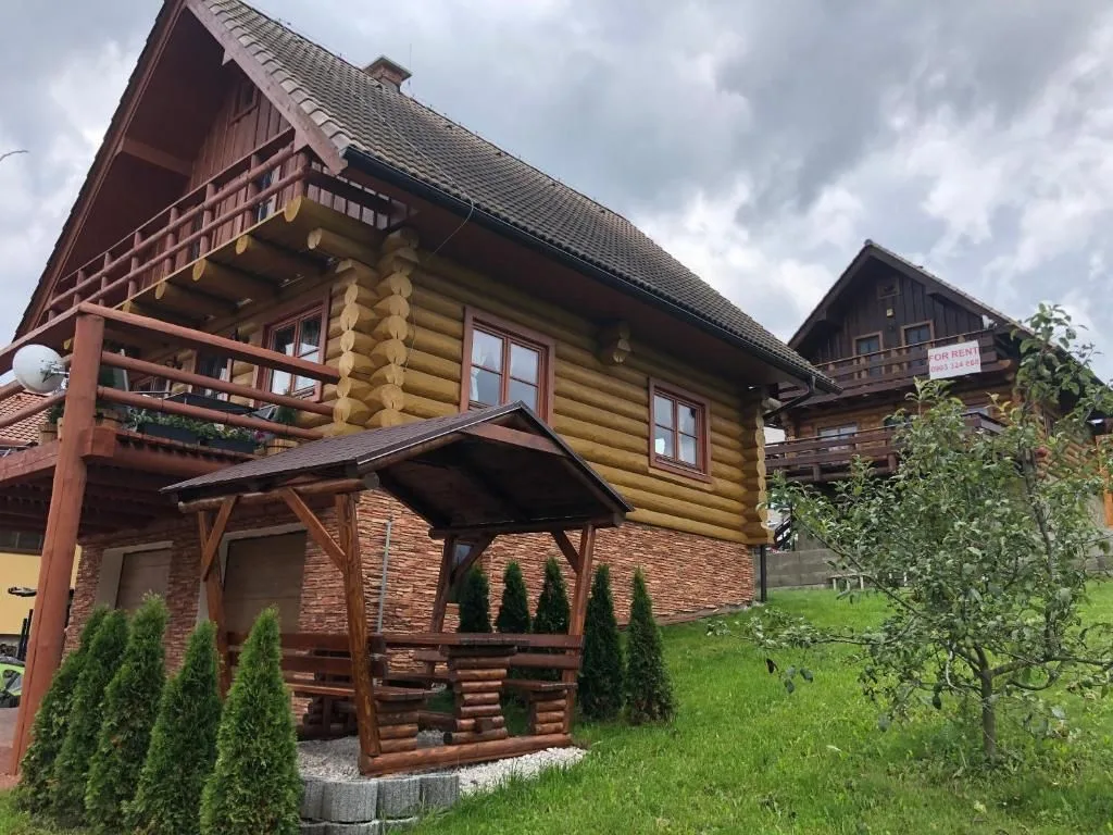 Zrubové chaty na brehu Liptovskej Mary