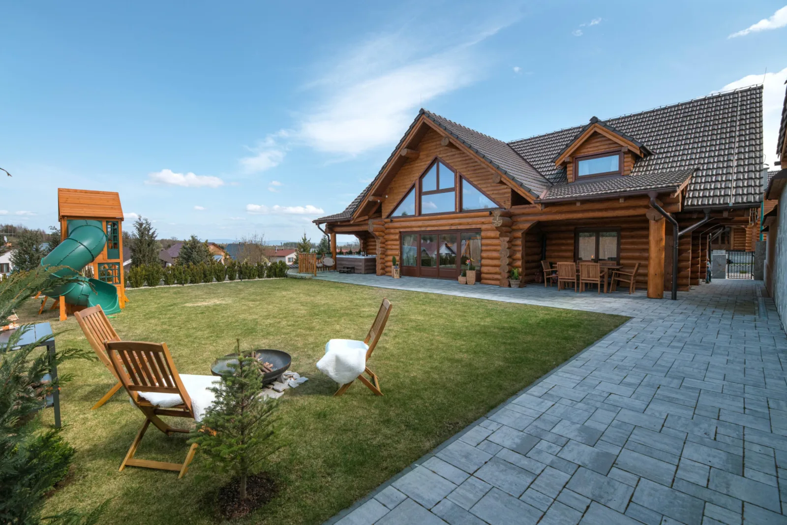 Lesný Chalet — DOM Z BALI w Nová Lesná