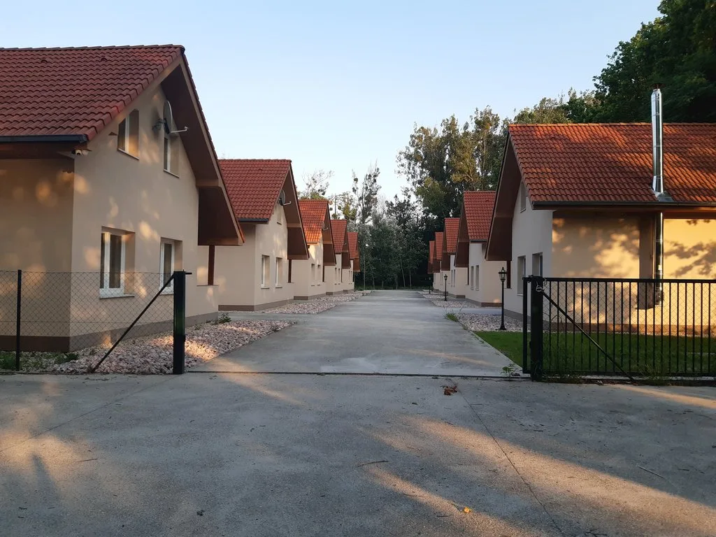 Chaty pri Tomášikovskom jazere