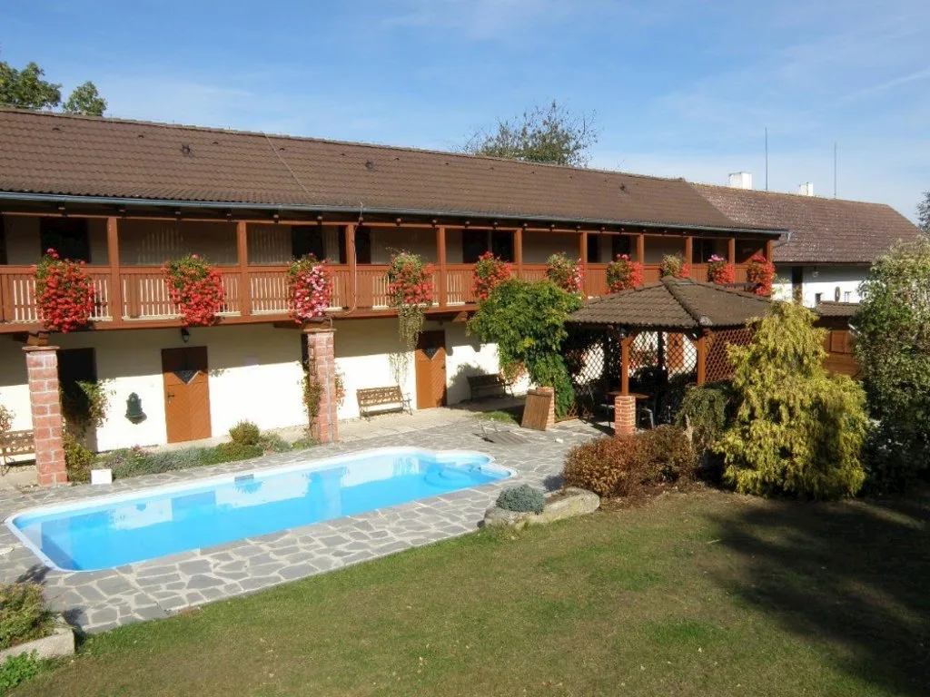 Penzion Jihočeský Statek Třeboňsko — MAISON D’HÔTES à Dynín